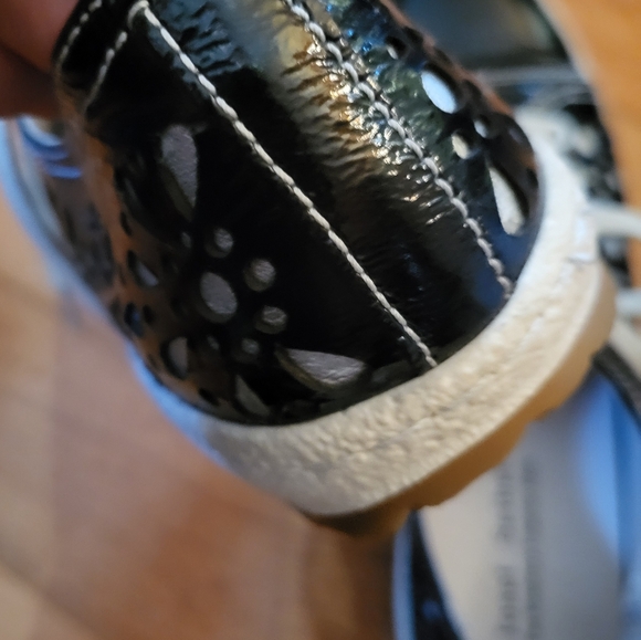 Vtg Josef Seibel blue patent leather sneakers/perforated floral pattern woman 7 - Picture 5 of 12